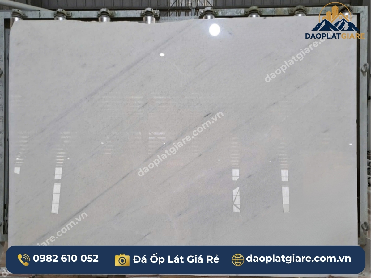 đá marble trắng ít vân Yên Bái ốp tường phòng khách sang trọng