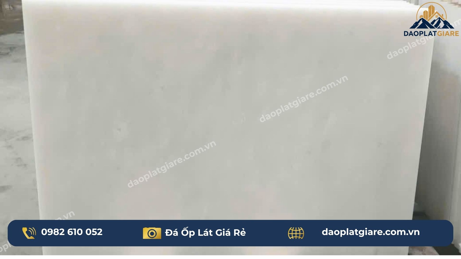 Cận cảnh bề mặt đá marble trắng Lục Yên Yên Bái sau khi đánh bóng — tinh thể thạch anh lấp lánh