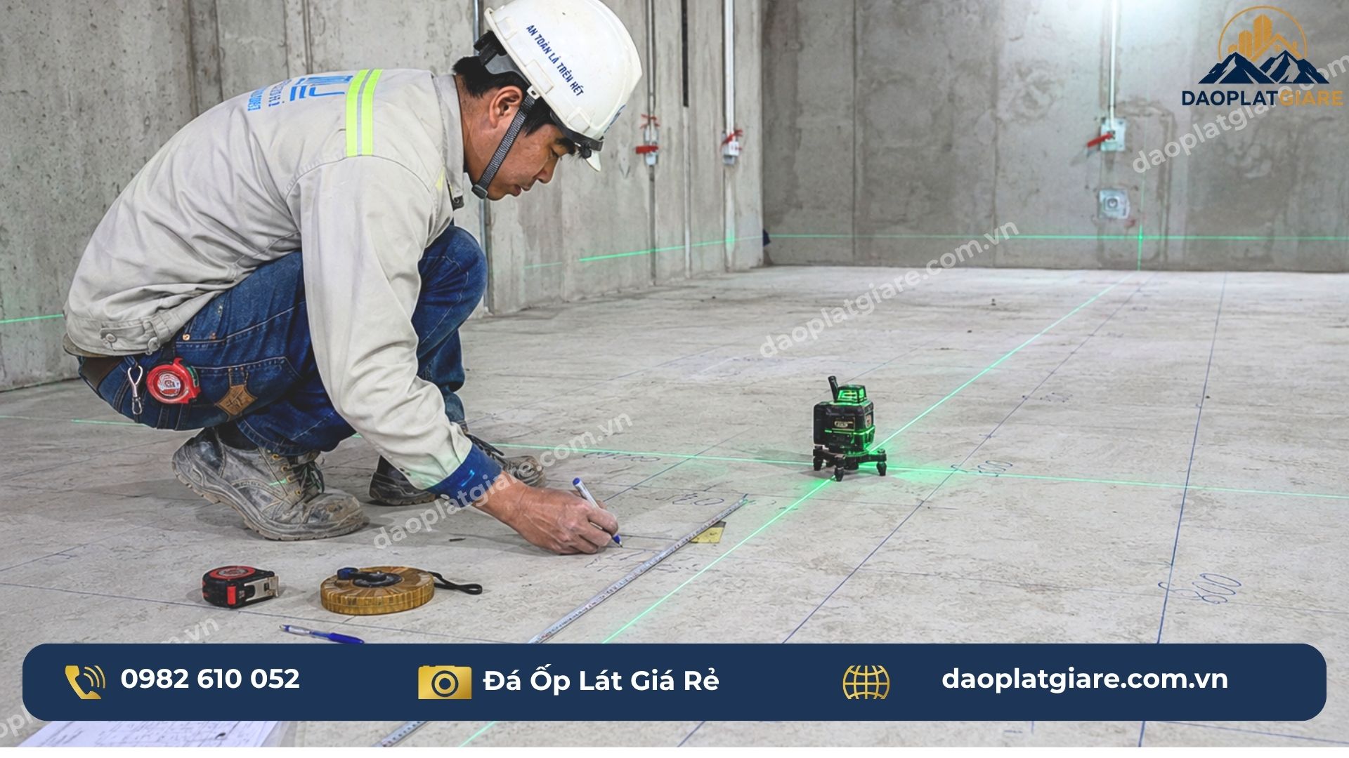 thi công đá ốp lát sàn nhà thợ chỉnh mức nước đá hoa cương phòng khách