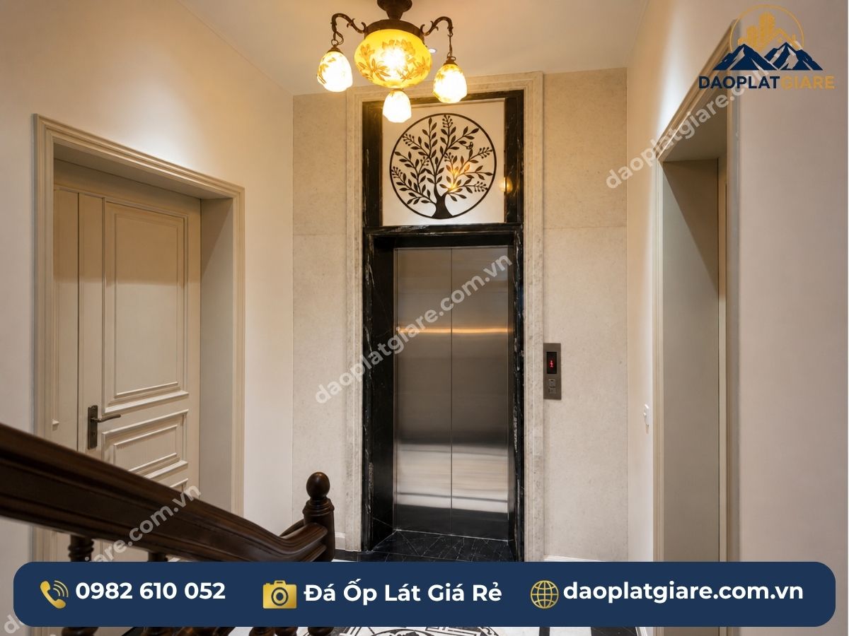 Mặt thang máy và len cửa sổ ốp đá marble trắng biệt thự Ciputra Hà Nội