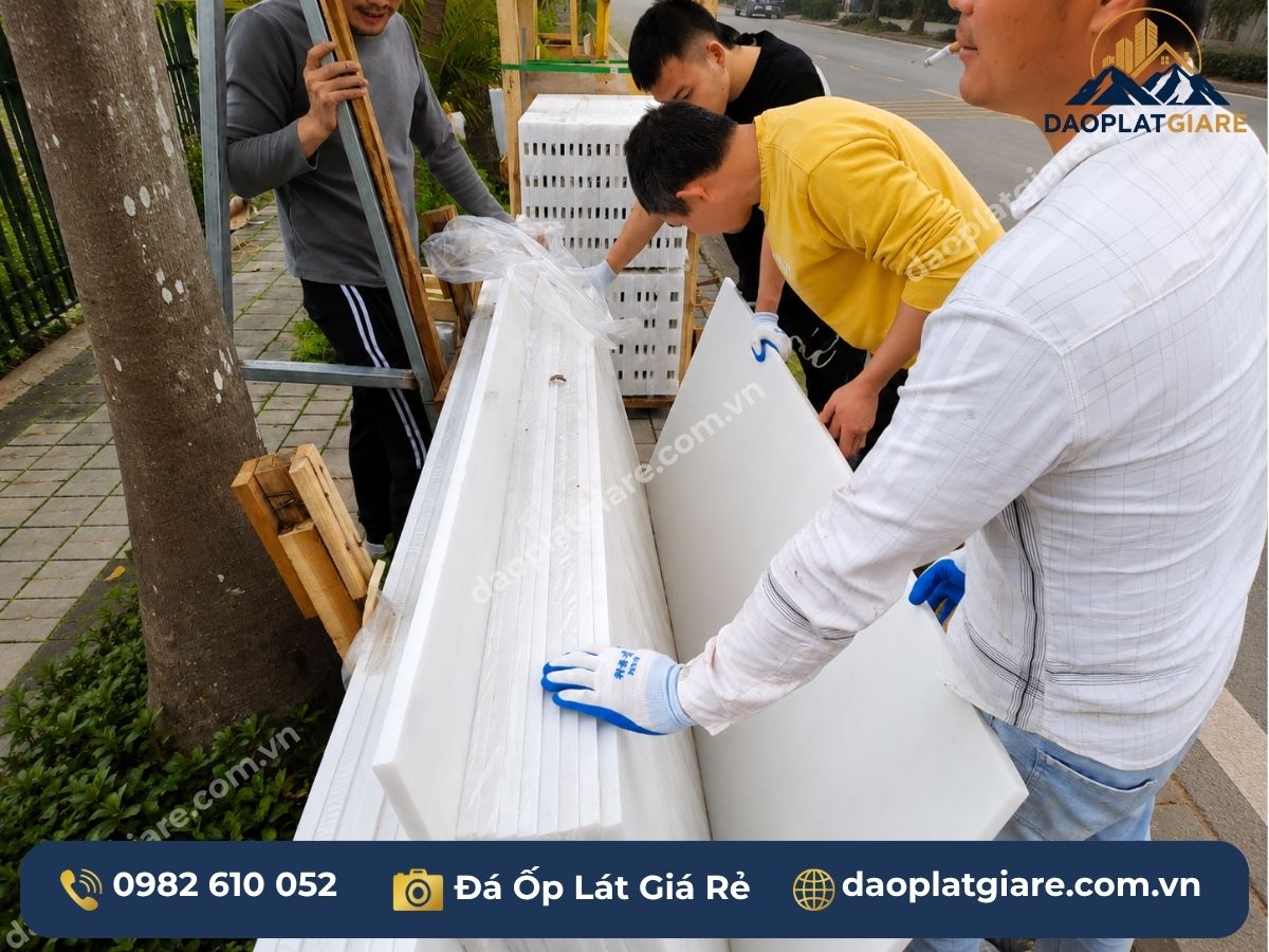 Quá trình thi công ốp lát đá trắng Yên Bái xuyên sáng tại biệt thự Sunny Garden Quốc Oai