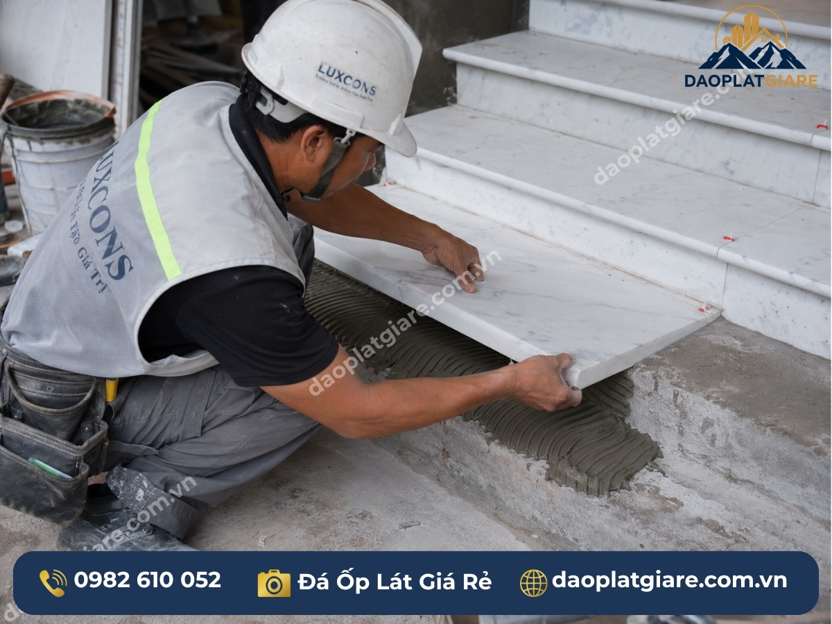 thi công đá ốp cầu thang thực tế dán keo polymer mặt bậc marble trắng Yên Bái