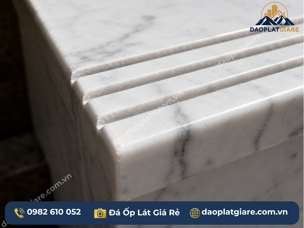 mũi bậc cầu thang đá marble xẻ rãnh chống trơn CNC thi công đá ốp cầu thang đúng kỹ thuật