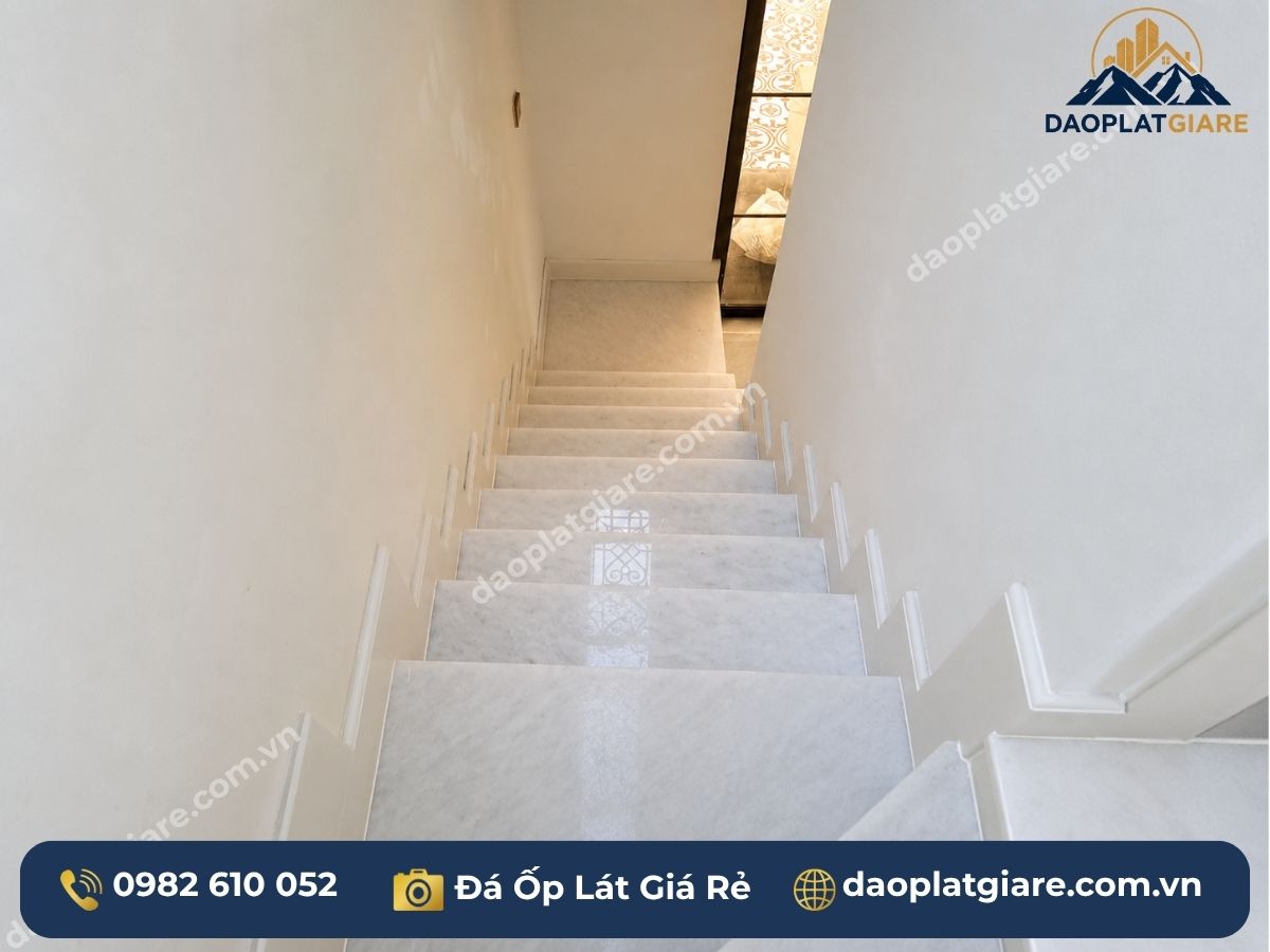 Cầu thang ốp đá marble trắng Lục Yên biệt thự Ciputra — lan can và bậc thang đồng bộ