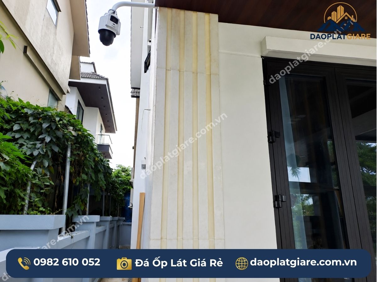 Gia công tạo rãnh đèn LED trên đá trắng Yên Bái trụ cột biệt thự Sunny Garden Hà Nội