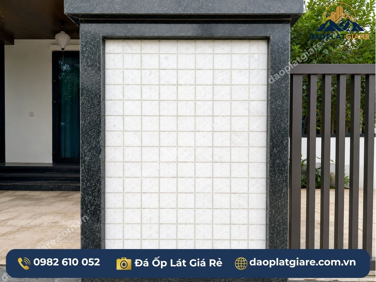 Trụ cột ốp đá marble trắng xuyên sáng LED biệt thự Sunny Garden Hà Nội ban đêm