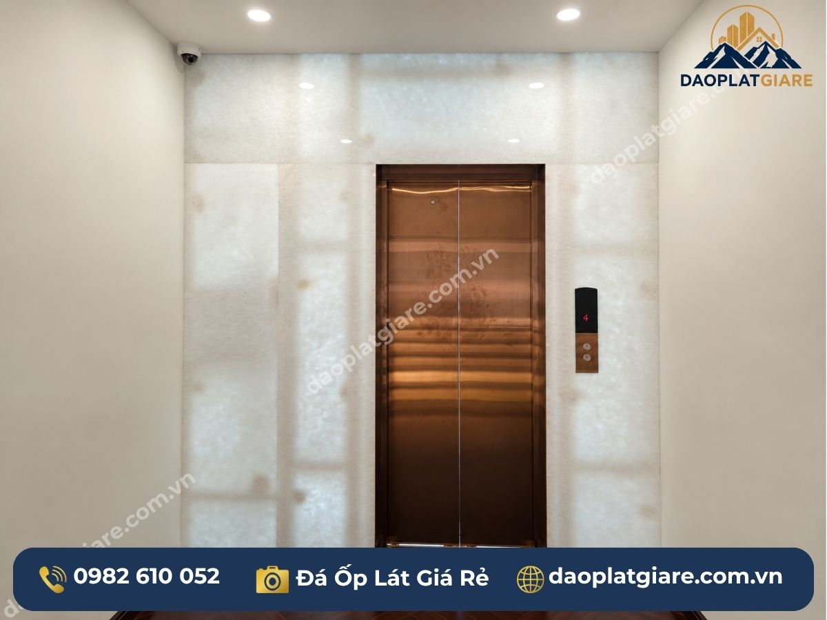 Mặt thang máy và lan can ốp đá marble trắng xuyên sáng biệt thự Sunny Garden