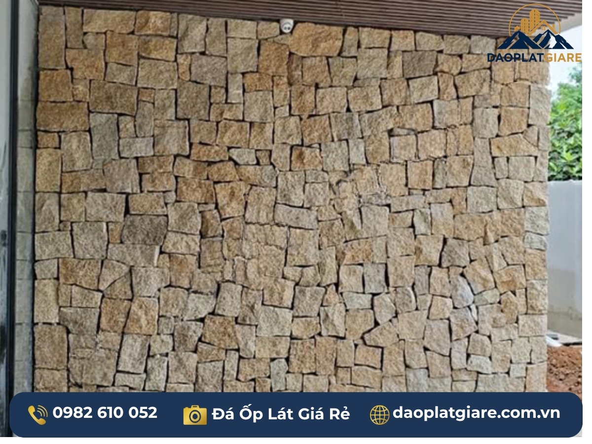 mẫu đá ốp mặt tiền nhà vườn granite vàng honey sân vườn xanh