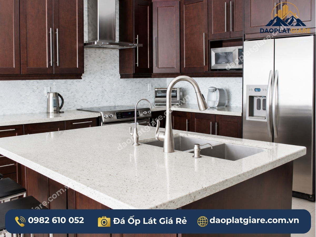 đá granite trắng mặt bếp tủ bếp gỗ tone trắng kem Thiên Khôi