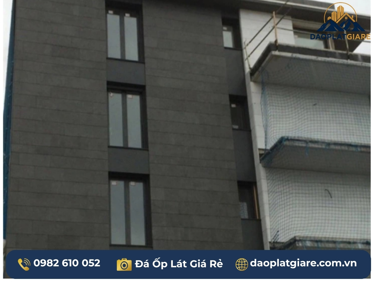 mẫu đá ốp mặt tiền basalt đen phun cát phong cách công nghiệp