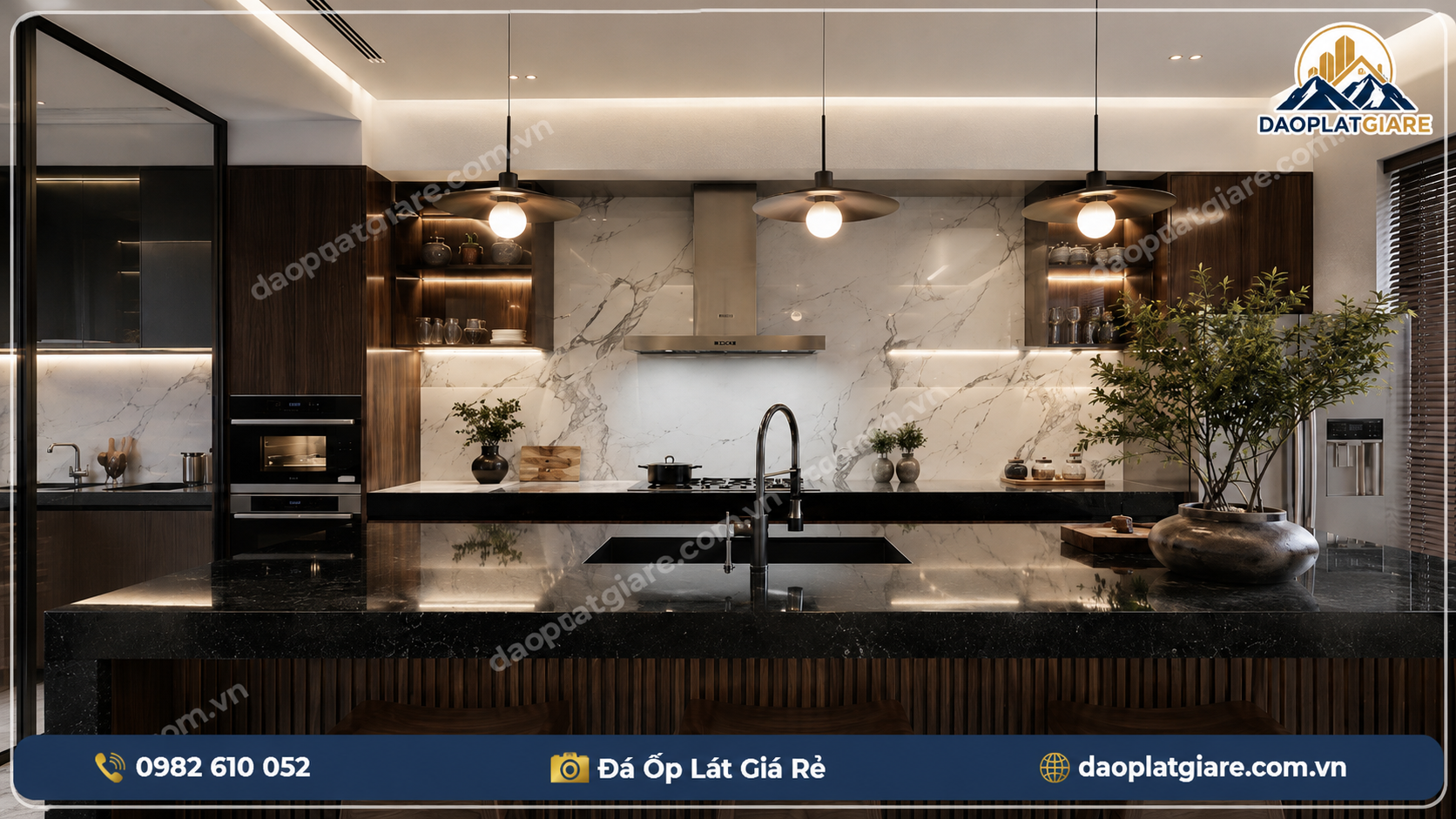 đá ốp bếp phối granite đen mặt bàn đảo bếp và marble trắng ốp tường backsplash hiện đại