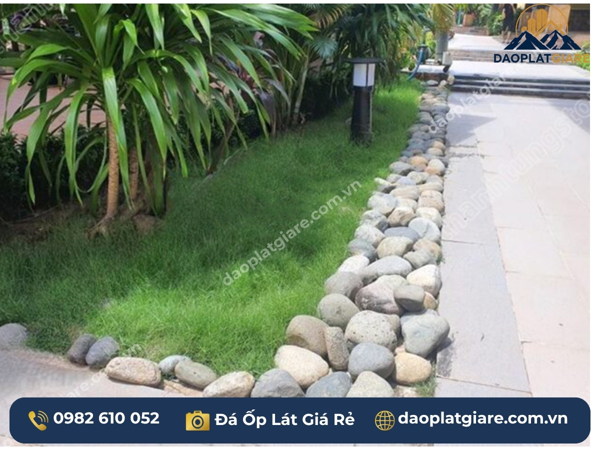 đá lát sân vườn đá cuội trắng ghép trang trí giữa cỏ