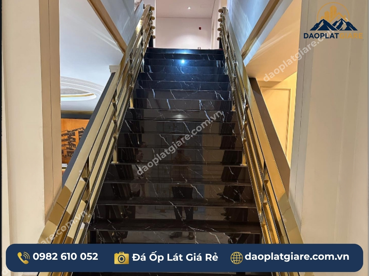 cầu thang đá granite đen biệt thự tân cổ điển sang trọng