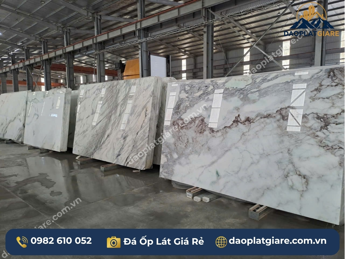 tranh đá tự nhiên marble trắng vân mây cho phòng khách hiện đại