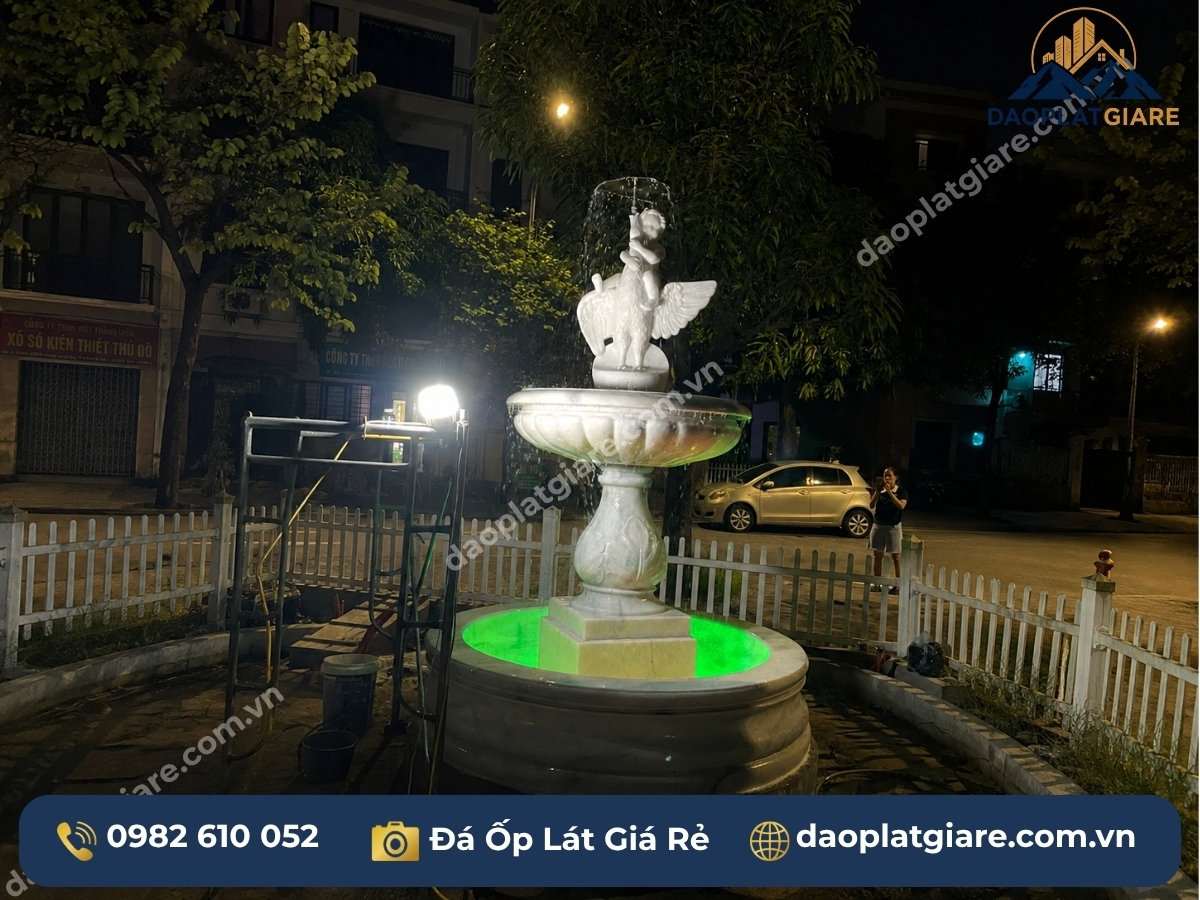 đài phun nước đá trắng LED buổi tối hiệu ứng ánh sáng