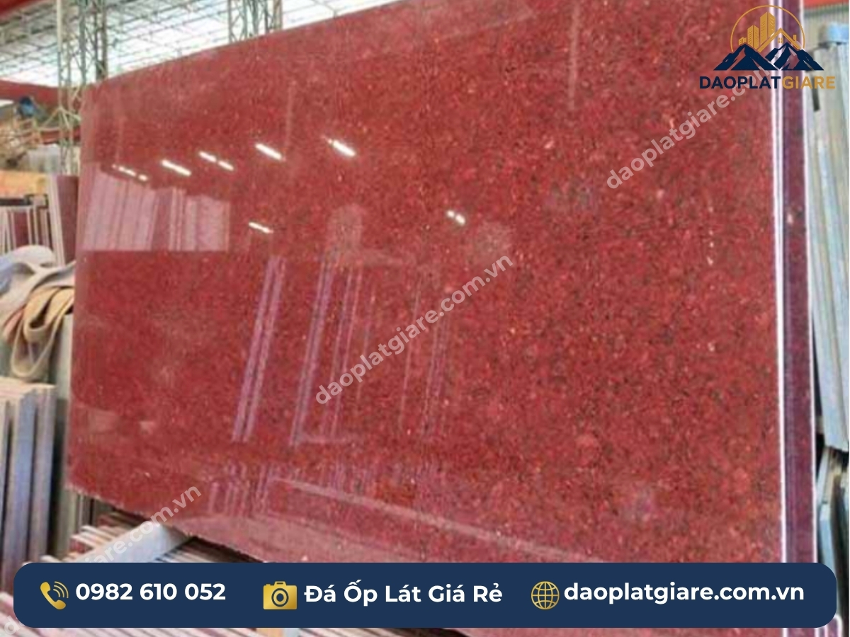 đá granite đỏ ruby Bình Định close-up hạt tinh kết cấu bóng gương