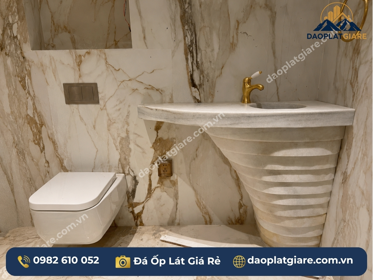 bồn rửa mặt và không gian phòng tắm ốp đá cẩm thạch marble