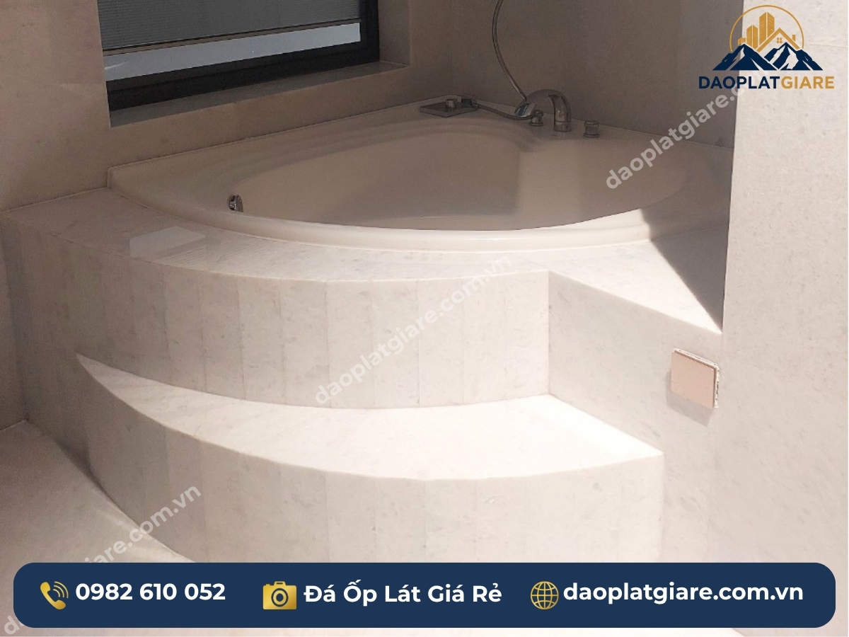 phòng tắm cao cấp ốp tường lát sàn đồng bộ đá marble trắng ít vân phong cách spa