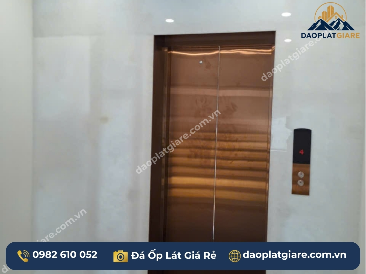Tường thang máy ốp đá cẩm thạch trắng dày 1cm xuyên sáng