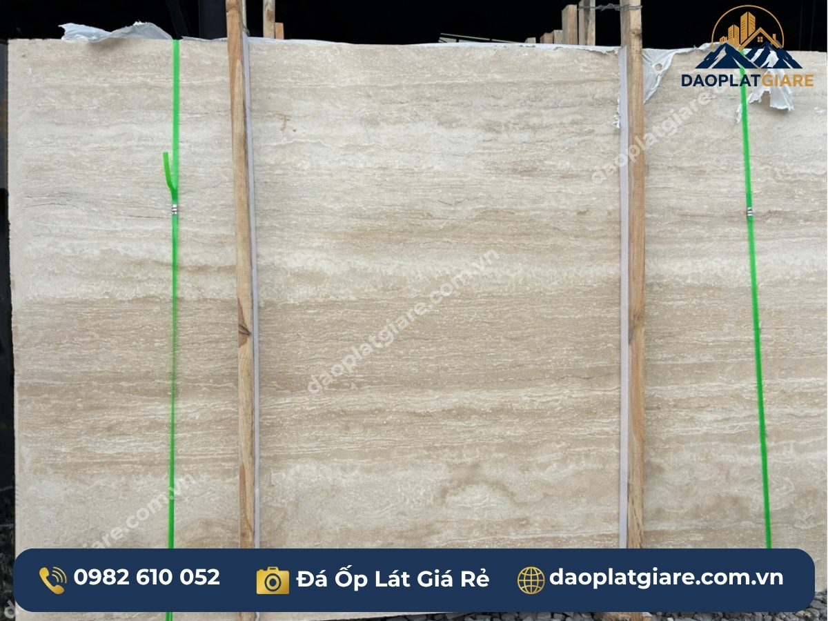 đá travertine kem vàng ốp tường phòng khách phong cách địa trung hải